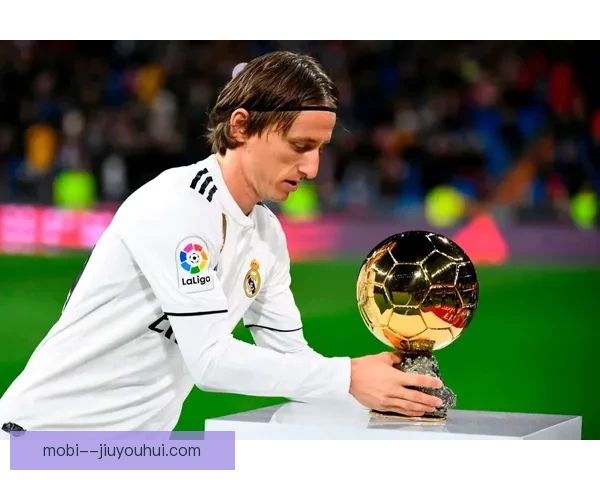 从年龄赛程与战术变化解析莫德里奇状态低迷的多重原因及球队环境影响